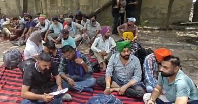 जालंधर बसों की हड़ताल के चलते पनबस और रोडवेज डिपो-1 व 2 में बस सेवाएं प्रभावित रहीं। यात्रियों को भारी परेशानी का सामना करना पड़ा, जबकि यूनियन नेताओं की चंडीगढ़ में अहम बैठक बुलाई गई है।