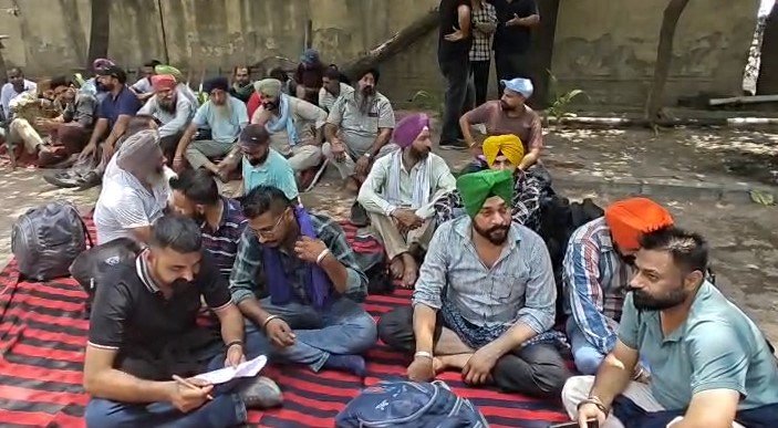 जालंधर बसों की हड़ताल के चलते पनबस और रोडवेज डिपो-1 व 2 में बस सेवाएं प्रभावित रहीं। यात्रियों को भारी परेशानी का सामना करना पड़ा, जबकि यूनियन नेताओं की चंडीगढ़ में अहम बैठक बुलाई गई है।