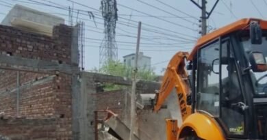 जालंधर में नशा तस्कर के ढाबे पर बुलडोजर कार्रवाई के दौरान पत्नी ने दावा किया कि ढाबे की रजिस्ट्री और लाइसेंस उसके नाम पर हैं। जानिए प्रशासन की कार्रवाई और पूरे मामले की पूरी जानकारी।