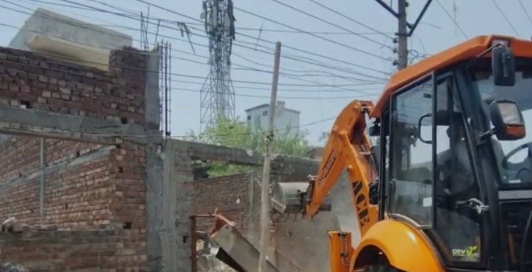 जालंधर में नशा तस्कर के ढाबे पर बुलडोजर कार्रवाई के दौरान पत्नी ने दावा किया कि ढाबे की रजिस्ट्री और लाइसेंस उसके नाम पर हैं। जानिए प्रशासन की कार्रवाई और पूरे मामले की पूरी जानकारी।