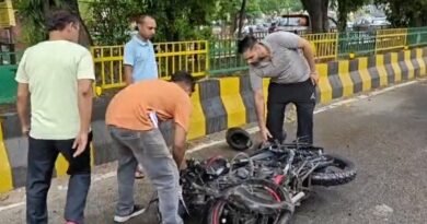 जालंधर सड़क हादसा में शेखों ग्रैंड होटल के पास नगर निगम की ट्राली और बाइक की टक्कर में युवक गंभीर रूप से घायल हो गया। हादसे के बाद ट्राली चालक मौके से फरार हो गया। पुलिस मामले की जांच कर रही है।