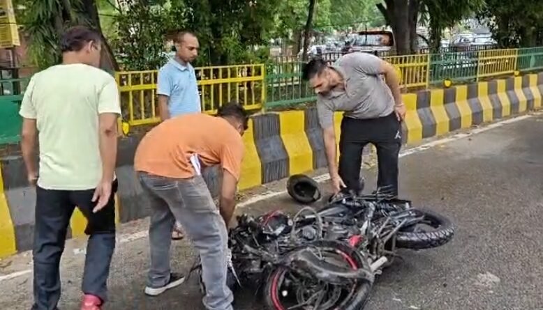 जालंधर सड़क हादसा में शेखों ग्रैंड होटल के पास नगर निगम की ट्राली और बाइक की टक्कर में युवक गंभीर रूप से घायल हो गया। हादसे के बाद ट्राली चालक मौके से फरार हो गया। पुलिस मामले की जांच कर रही है।