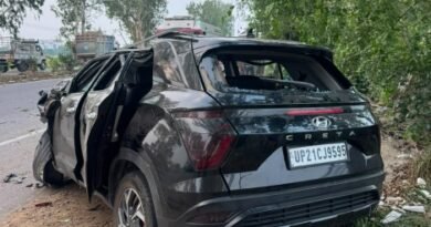 जालंधर सड़क हादसा में भोगपुर के पास जम्मू नेशनल हाईवे पर दो कारों की भीषण टक्कर में 2 वर्षीय बच्चे सहित 4 लोगों की मौत हो गई। पुलिस ने शवों को कब्जे में लेकर जांच शुरू कर दी है।