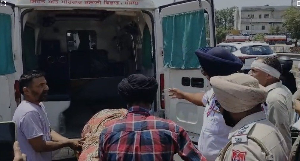 जालंधर सड़क हादसा में लम्मा पिंड चौक के पास ट्रक की टक्कर से एक्टिवा सवार महिला कैलाश कौर की मौत हो गई। हादसे के बाद ट्रक चालक फरार हो गया, जबकि पुलिस मामले की जांच में जुटी है।