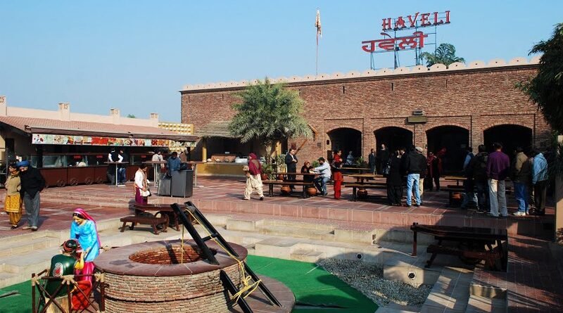 जालंधर हवेली वायरल वीडियो में एक ग्राहक ने सलाद में जिंदा कॉकरोच मिलने का दावा किया है। वीडियो सोशल मीडिया पर तेजी से वायरल हो रहा है। वहीं रेस्टोरेंट प्रबंधन ने मामले की जानकारी होने से इनकार किया है।