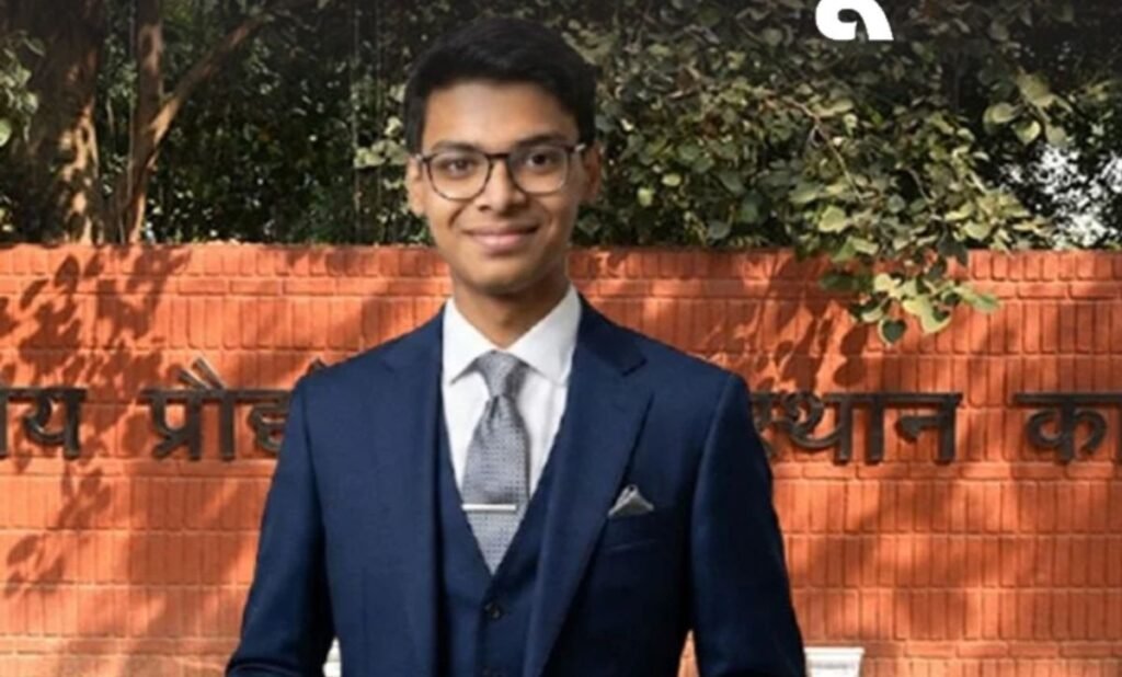 निसर्ग अधिकारी IIT कानपुर नौकरी की खबर चर्चा में है। 19 वर्षीय निसर्ग अधिकारी ने CBSE के OSM पोर्टल की सुरक्षा खामियों को उजागर किया, जिसके बाद IIT कानपुर ने उन्हें साइबर सिक्योरिटी टीम में इंजीनियर के रूप में नियुक्त किया।