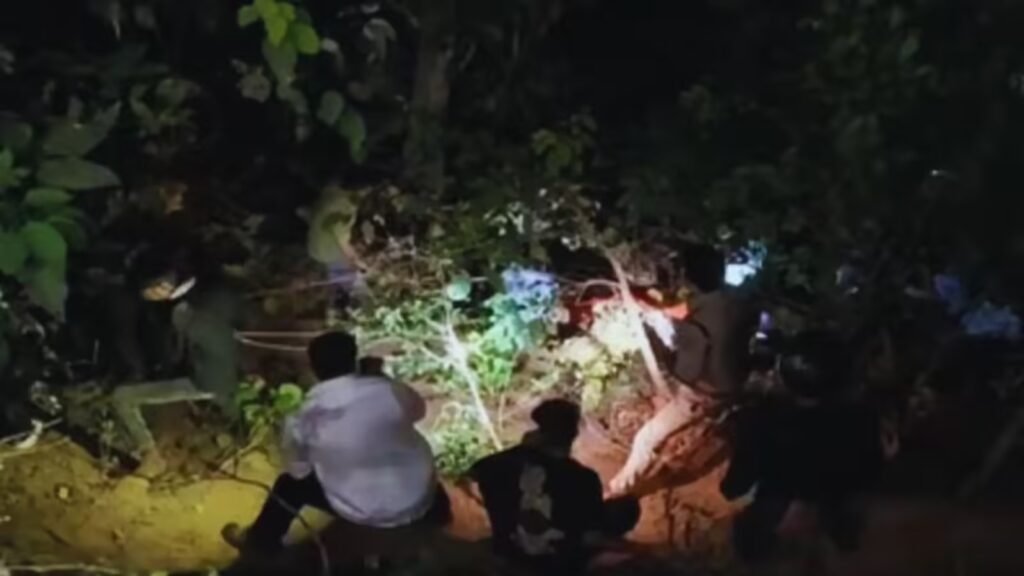 नैनीताल टेंपो ट्रैवलर हादसा में बड़ा दर्दनाक हादसा सामने आया है। नैनीताल से लौट रहे यूपी के पर्यटकों का टेंपो ट्रैवलर 30 मीटर गहरी खाई में गिर गया, जिससे दो महिलाओं की मौत हो गई और कई लोग घायल हो गए। घायलों को हल्द्वानी रेफर किया गया।