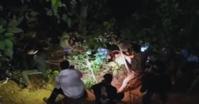 नैनीताल टेंपो ट्रैवलर हादसा में बड़ा दर्दनाक हादसा सामने आया है। नैनीताल से लौट रहे यूपी के पर्यटकों का टेंपो ट्रैवलर 30 मीटर गहरी खाई में गिर गया, जिससे दो महिलाओं की मौत हो गई और कई लोग घायल हो गए। घायलों को हल्द्वानी रेफर किया गया।