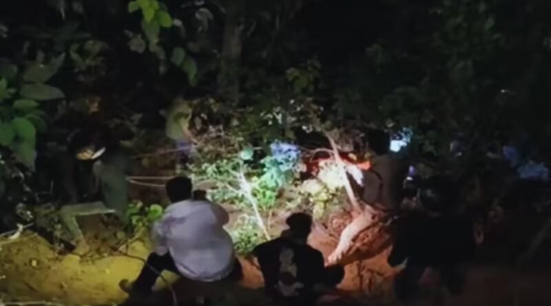 नैनीताल टेंपो ट्रैवलर हादसा में बड़ा दर्दनाक हादसा सामने आया है। नैनीताल से लौट रहे यूपी के पर्यटकों का टेंपो ट्रैवलर 30 मीटर गहरी खाई में गिर गया, जिससे दो महिलाओं की मौत हो गई और कई लोग घायल हो गए। घायलों को हल्द्वानी रेफर किया गया।