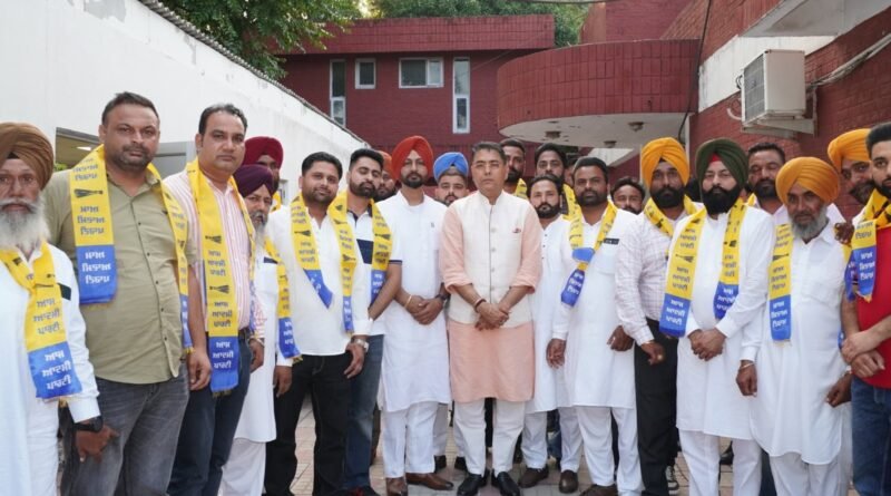 पंजाब में कांग्रेस को बड़ा झटका लगा है। पठानकोट और श्री हरगोबिंदपुर साहिब में 8 पार्षदों समेत कई वरिष्ठ नेताओं ने कांग्रेस छोड़कर आम आदमी पार्टी (AAP) का दामन थाम लिया।