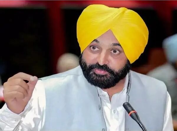 भगवंत मान इस्तीफा को लेकर पंजाब की राजनीति गरमा गई है। अकाल तख्त के फैसले के बाद कांग्रेस ने मुख्यमंत्री भगवंत मान के इस्तीफे की मांग की है। जानिए पूरा विवाद और राजनीतिक समीकरण।