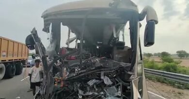 मनाली जयपुर वॉल्वो बस हादसा हरियाणा के महेंद्रगढ़ में हुआ, जहां मनाली से जयपुर जा रही बस ट्रक में जा घुसी। हादसे में 2 लोगों की मौत हो गई, जबकि 11 यात्री गंभीर रूप से घायल हो गए।
