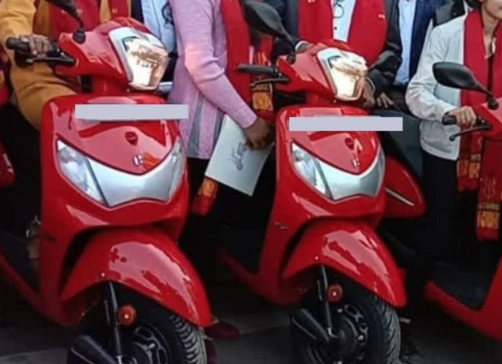 मुफ्त स्कूटी योजना के तहत यूपी की मेधावी छात्राओं को योगी सरकार फ्री स्कूटी देगी। जानिए पात्रता, आय सीमा, अंक प्रतिशत और रानी लक्ष्मीबाई स्कूटी योजना की पूरी जानकारी।