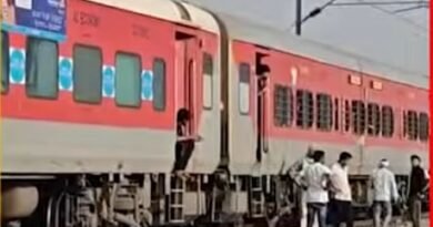 मुरैना ट्रेन हादसा में मोबाइल ब्लास्ट और आग लगने की अफवाह के कारण 4 यात्रियों की दर्दनाक मौत हो गई। खजुराहो-उदयपुर इंटरसिटी एक्सप्रेस से उतरने के बाद यात्री पातालकोट एक्सप्रेस की चपेट में आ गए। मामले की जांच के लिए 6 सदस्यीय समिति गठित की गई है।