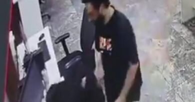मोहाली प्रेमी हमला मामला ने पूरे शहर को झकझोर दिया है। फेज-11 स्थित एक निजी कंपनी के कार्यालय में पूर्व प्रेमी ने युवती पर चाकू से हमला कर दिया, जिससे उसकी मौत हो गई। पुलिस मामले की जांच कर रही है।