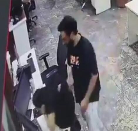 मोहाली प्रेमी हमला मामला ने पूरे शहर को झकझोर दिया है। फेज-11 स्थित एक निजी कंपनी के कार्यालय में पूर्व प्रेमी ने युवती पर चाकू से हमला कर दिया, जिससे उसकी मौत हो गई। पुलिस मामले की जांच कर रही है।