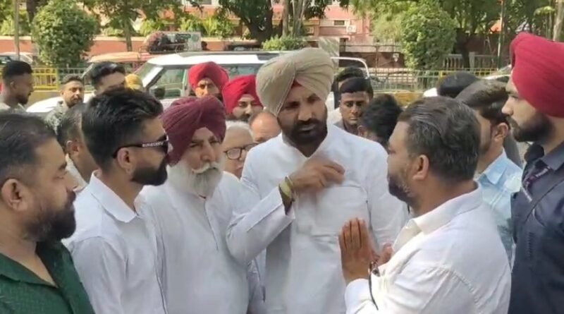 राजा वडिंग का सीएम मान पर हमला उस समय देखने को मिला जब उन्होंने कांग्रेस पार्षद के पति पर हुए हमले और पंजाब की कानून व्यवस्था को लेकर मुख्यमंत्री भगवंत मान पर तीखा निशाना साधा।