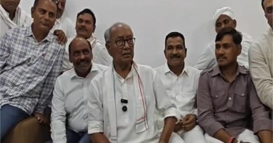राम मंदिर चोरी मामला में 8 आरोपियों को 14 दिन की न्यायिक हिरासत में भेज दिया गया है। अयोध्या बार एसोसिएशन ने आरोपियों की पैरवी नहीं करने का फैसला लिया, जबकि दिग्विजय सिंह के बयान से मामला और गरमा गया।