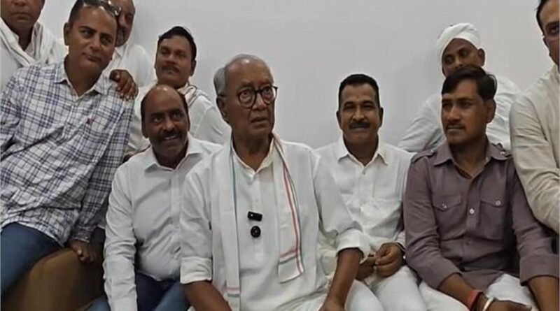राम मंदिर चोरी मामला में 8 आरोपियों को 14 दिन की न्यायिक हिरासत में भेज दिया गया है। अयोध्या बार एसोसिएशन ने आरोपियों की पैरवी नहीं करने का फैसला लिया, जबकि दिग्विजय सिंह के बयान से मामला और गरमा गया।