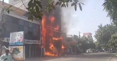 लखनऊ अग्निकांड जांच तेज हो गई है। 15 लोगों की मौत के बाद मुख्यमंत्री योगी आदित्यनाथ के निर्देश पर SIT और LDA की टीम जांच करेगी। सात दिन में रिपोर्ट सौंपकर हादसे के कारणों और जिम्मेदारों की पहचान की जाएगी।