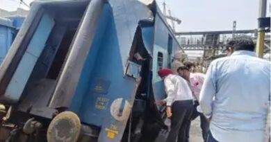 लुधियाना रेल हादसा में कटरा स्पेशल ट्रेन के दो कोच अलग हो गए। कप्लर टूटने से जोरदार आवाज आई और यात्रियों में अफरा-तफरी मच गई। रेलवे ने जांच शुरू कर दी है।