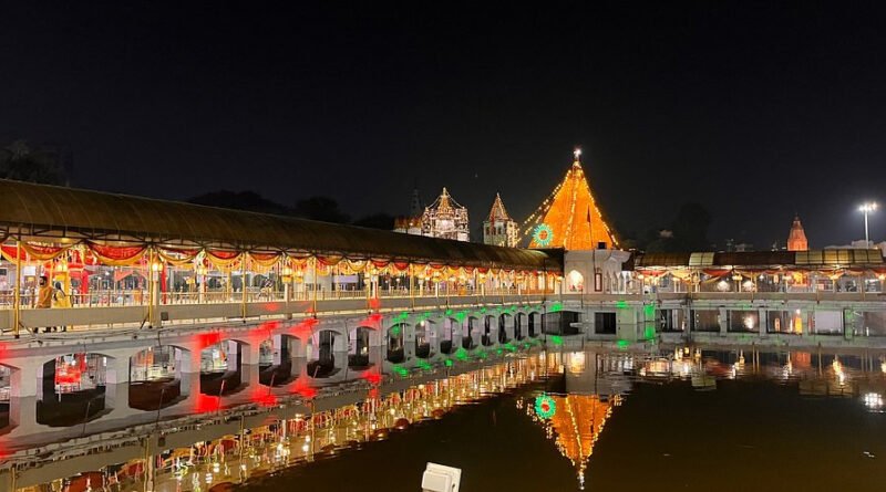 श्री देवी तालाब मंदिर बम धमकी के बाद जालंधर, अमृतसर, पठानकोट, बठिंडा और पटियाला के धार्मिक स्थलों पर सुरक्षा बढ़ा दी गई है। पुलिस, बम निरोधक दस्ते और डॉग स्क्वॉड जांच में जुटे हैं।