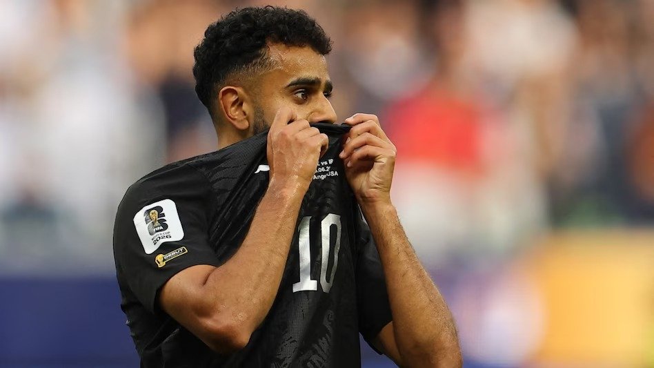 सरप्रीत सिंह फीफा वर्ल्ड कप 2026 में इतिहास रचते हुए फीफा विश्व कप में खेलने वाले पहले सिख खिलाड़ी बने। न्यूजीलैंड के मिडफील्डर ने भारतीय मूल और सिख समुदाय के लिए इस उपलब्धि को खास बताया।