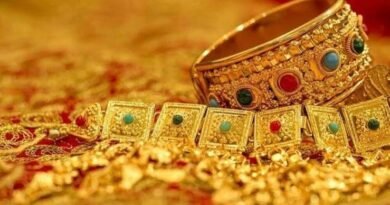 सोना-चांदी के भाव में बड़ी गिरावट दर्ज की गई है। 24 कैरेट सोना ₹1.50 लाख प्रति 10 ग्राम से नीचे पहुंच गया है, जबकि चांदी का भाव भी ₹2.44 लाख प्रति किलो से कम हो गया है। जानिए आज के ताजा गोल्ड और सिल्वर रेट।