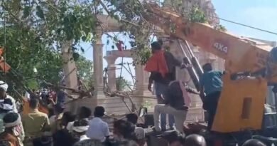 हनुमान मंदिर छत हादसा में महाराष्ट्र के परभणी जिले में मंदिर परिसर की छत गिरने से 6 लोगों की मौत हो गई। कई श्रद्धालु घायल हुए हैं, जबकि 30-40 लोगों के मलबे में दबे होने की आशंका जताई जा रही है।