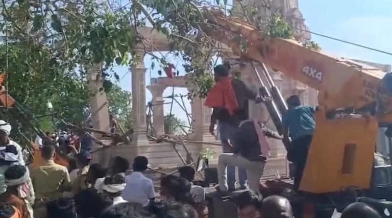 हनुमान मंदिर छत हादसा में महाराष्ट्र के परभणी जिले में मंदिर परिसर की छत गिरने से 6 लोगों की मौत हो गई। कई श्रद्धालु घायल हुए हैं, जबकि 30-40 लोगों के मलबे में दबे होने की आशंका जताई जा रही है।