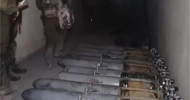 हिजबुल्लाह हथियार फैक्ट्री पर इजरायली सेना ने बड़ा दावा किया है। दक्षिणी लेबनान में भूमिगत ड्रोन फैक्ट्री से 50 ड्रोन, 8 टन विस्फोटक और कई सैन्य उपकरण बरामद किए गए हैं। जानिए पूरी रिपोर्ट।