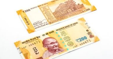 200 रुपये के नकली नोट की पहचान कैसे करें? RBI ने 200 रुपये के असली नोट के 7 सुरक्षा फीचर्स बताए हैं। जानिए वॉटरमार्क, महात्मा गांधी की तस्वीर, नंबर पैनल और अन्य जरूरी संकेत।
