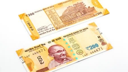 200 रुपये के नकली नोट की पहचान कैसे करें? RBI ने 200 रुपये के असली नोट के 7 सुरक्षा फीचर्स बताए हैं। जानिए वॉटरमार्क, महात्मा गांधी की तस्वीर, नंबर पैनल और अन्य जरूरी संकेत।