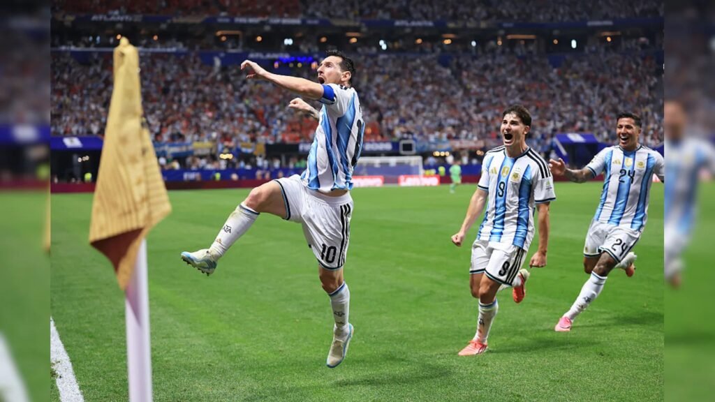 Argentina vs Egypt LIVE में लियोनेल मेसी की शानदार वापसी ने अर्जेंटीना को 2-0 से पिछड़ने के बाद 3-2 की रोमांचक जीत दिलाई। मेसी के गोल और एंजो फर्नांडीज के विजयी हेडर से टीम ने क्वार्टर फाइनल में जगह बनाई।