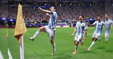 Argentina vs Egypt LIVE में लियोनेल मेसी की शानदार वापसी ने अर्जेंटीना को 2-0 से पिछड़ने के बाद 3-2 की रोमांचक जीत दिलाई। मेसी के गोल और एंजो फर्नांडीज के विजयी हेडर से टीम ने क्वार्टर फाइनल में जगह बनाई।