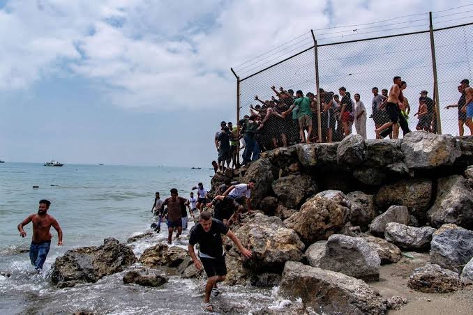 Ceuta Border Crisis के चलते स्पेन और मोरक्को सीमा पर हजारों प्रवासियों ने Ceuta में प्रवेश करने की कोशिश की। स्पेन ने सेना तैनात कर दी है, 9 लोगों की मौत की पुष्टि हुई है। जानिए पूरा मामला।