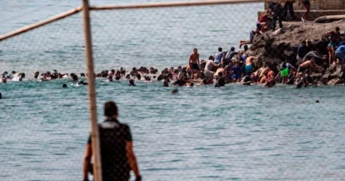 Ceuta Border Crisis के चलते स्पेन और मोरक्को सीमा पर हजारों प्रवासियों ने Ceuta में प्रवेश करने की कोशिश की। स्पेन ने सेना तैनात कर दी है, 9 लोगों की मौत की पुष्टि हुई है। जानिए पूरा मामला।