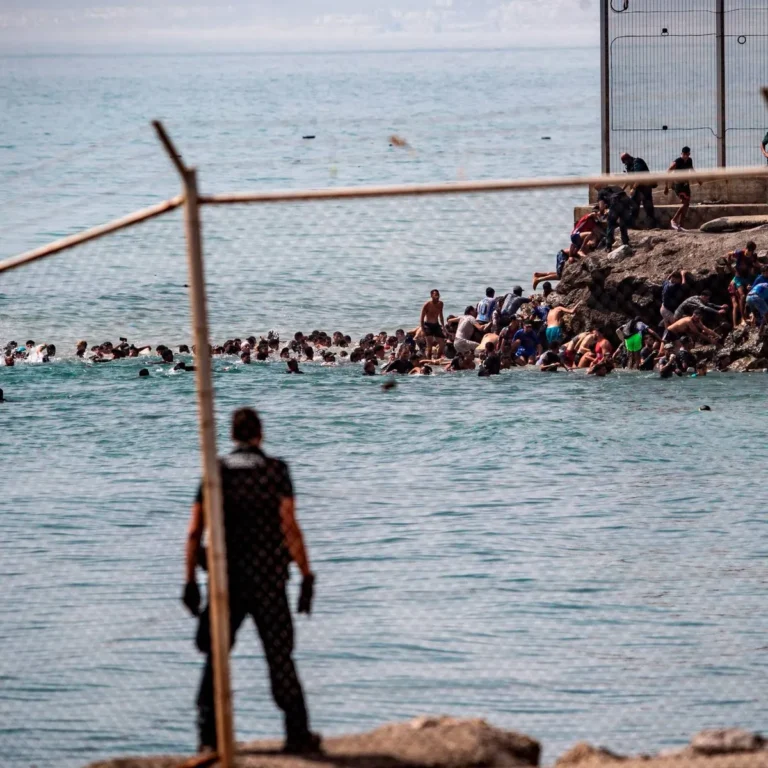 Ceuta Border Crisis के चलते स्पेन और मोरक्को सीमा पर हजारों प्रवासियों ने Ceuta में प्रवेश करने की कोशिश की। स्पेन ने सेना तैनात कर दी है, 9 लोगों की मौत की पुष्टि हुई है। जानिए पूरा मामला।