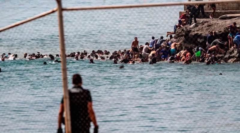 Ceuta Border Crisis के चलते स्पेन और मोरक्को सीमा पर हजारों प्रवासियों ने Ceuta में प्रवेश करने की कोशिश की। स्पेन ने सेना तैनात कर दी है, 9 लोगों की मौत की पुष्टि हुई है। जानिए पूरा मामला।