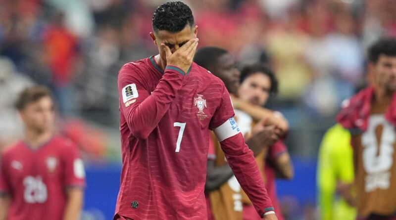 Cristiano Ronaldo World Cup Exit के साथ पुर्तगाल फीफा विश्व कप 2026 से बाहर हो गया। स्पेन ने राउंड ऑफ 16 में 1-0 से जीत दर्ज की। हार के बाद क्रिस्टियानो रोनाल्डो मैदान पर भावुक होकर रो पड़े।