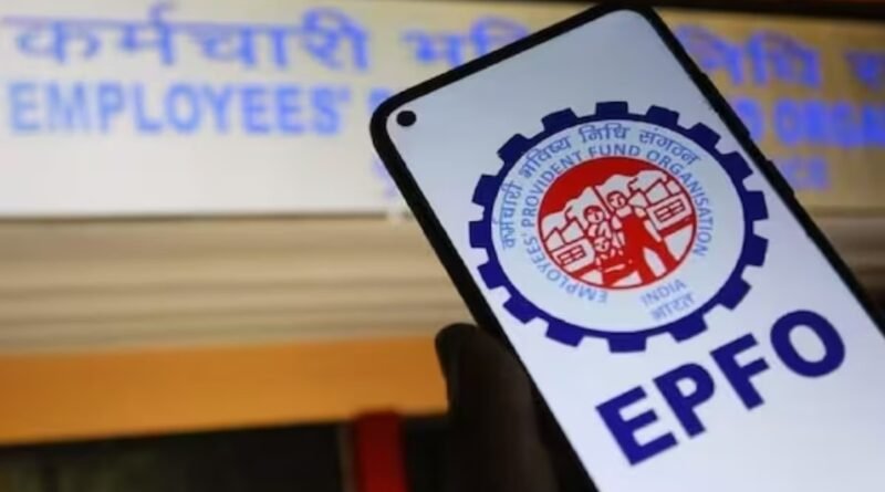 EPFO नया पीएफ नियम 2026 के तहत 15,000 रुपये की वेतन सीमा से ऊपर PF योगदान स्वैच्छिक होगा। जानें नया नियम क्या है, किस पर लागू होगा, 1800 रुपये की सीमा कैसे काम करेगी और आपकी इन-हैंड सैलरी पर इसका क्या असर पड़ेगा।