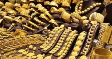Gold Price Crash के बीच सोने की कीमत में 150 रुपये और चांदी में 5,000 रुपये की गिरावट दर्ज की गई। जानिए आज के ताजा सोना-चांदी के भाव, कीमतों में गिरावट की वजह और आगे क्या रह सकती है बाजार की चाल।