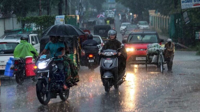 Heavy Rain Alert के बीच उत्तराखंड के कई जिलों में ऑरेंज अलर्ट जारी किया गया है। देहरादून में 12वीं तक के सभी स्कूल बंद कर दिए गए हैं। भारी बारिश और भूस्खलन के चलते करीब 70 सड़कें प्रभावित हुई हैं।