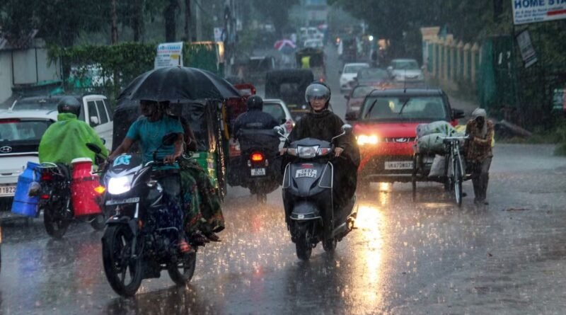 Heavy Rain Alert के बीच उत्तराखंड के कई जिलों में ऑरेंज अलर्ट जारी किया गया है। देहरादून में 12वीं तक के सभी स्कूल बंद कर दिए गए हैं। भारी बारिश और भूस्खलन के चलते करीब 70 सड़कें प्रभावित हुई हैं।
