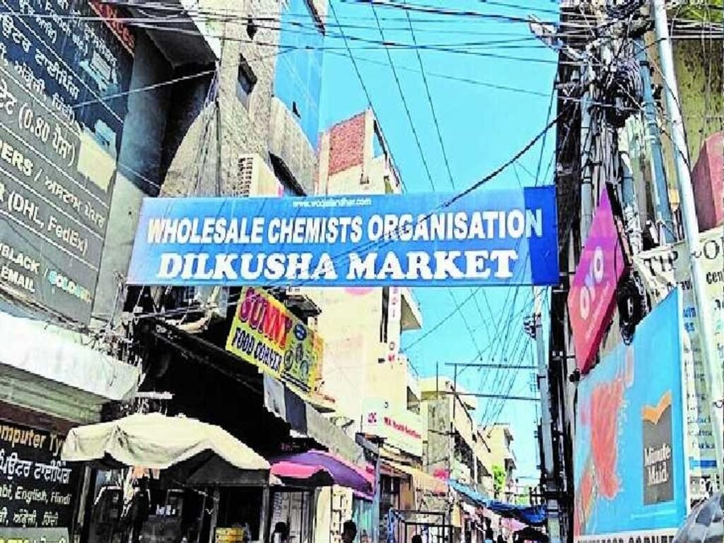 Jalandhar बिजली संकट से परेशान दिलकुशा मार्केट के दुकानदारों ने बुधवार को कंपनी बाग चौक में धरने का ऐलान किया है। लगातार बिजली कटौती, ट्रांसफॉर्मर की खराबी और लो वोल्टेज से दवा कारोबार प्रभावित हो रहा है।
