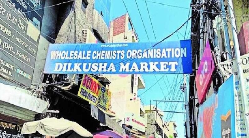 Jalandhar बिजली संकट से परेशान दिलकुशा मार्केट के दुकानदारों ने बुधवार को कंपनी बाग चौक में धरने का ऐलान किया है। लगातार बिजली कटौती, ट्रांसफॉर्मर की खराबी और लो वोल्टेज से दवा कारोबार प्रभावित हो रहा है।