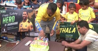 MS Dhoni Birthday: महेंद्र सिंह धोनी के 45वें जन्मदिन पर रांची में उनके घर के बाहर फैंस ने केक काटकर जश्न मनाया। जानें माही के शानदार करियर, रिकॉर्ड्स और उपलब्धियों के बारे में।