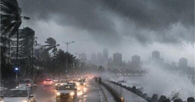 Mumbai Rain के चलते भारी बारिश और खराब मौसम से उड़ानें प्रभावित हुईं। नागपुर एयरपोर्ट पर महाराष्ट्र के मंत्री चंद्रशेखर बावनकुले समेत कई विधायक फंस गए, जिसके कारण विधानसभा के मानसून सत्र पर भी असर पड़ा।