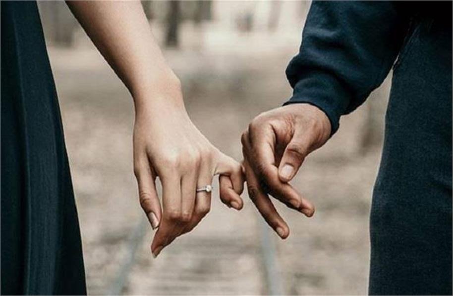 Partner for Rent सर्विस अब भारत में भी शुरू हो गई है। KoPartner.in वेबसाइट के जरिए लोग घंटों के हिसाब से पार्टनर बुक कर सकते हैं। जानिए यह सर्विस कैसे काम करती है, इसके नियम क्या हैं और सोशल मीडिया पर इसे लेकर क्यों छिड़ी बहस।