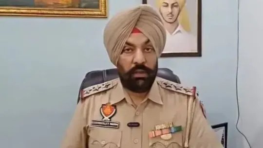 Punjab SHO Gurinderjit Singh Nagra Arrested: होशियारपुर के SHO गुरिंदरजीत सिंह नागरा को FBI के Operation High Box से जुड़े 4 करोड़ रुपये की कथित फिरौती मामले में गिरफ्तार किया गया। जानें पूरा मामला।